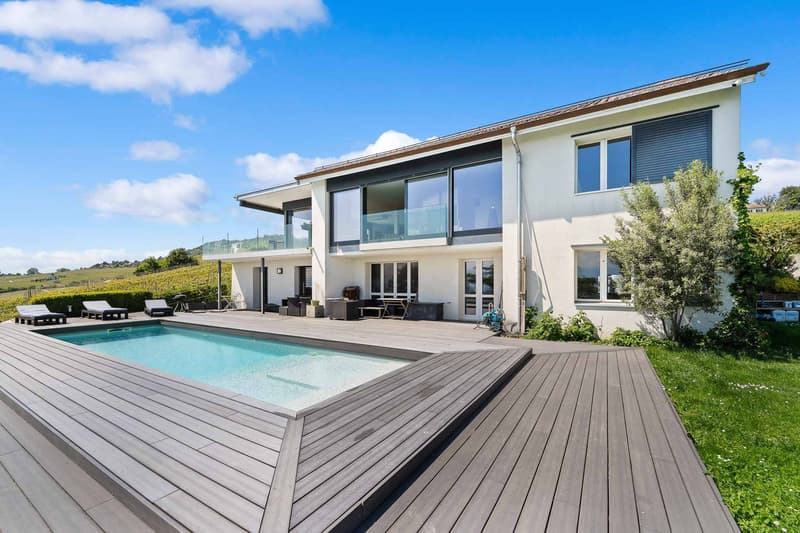 Exceptional villa with pool and panoramic view of the lake (1)