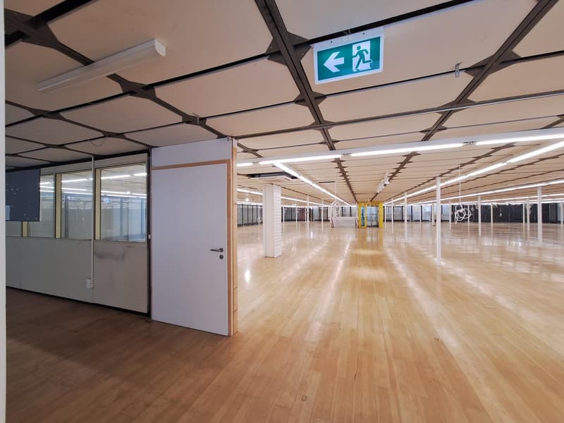 Surface commerciale à louer - idéalement située à La Chaux de Fond (12)