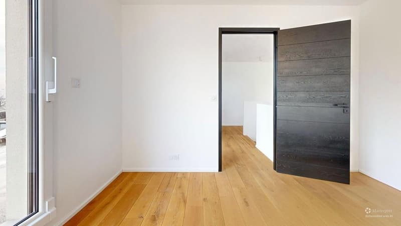 empty room, wooden floor, white walls, glass door, power outlets