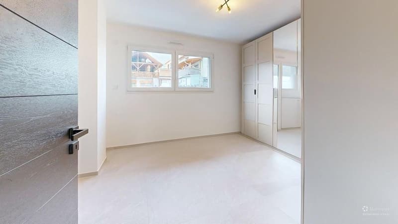 large white room with high ceilings, double window, large closet