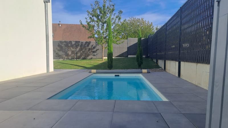 Beautiful Single-Story House with Pool (1)