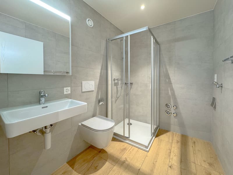 Salle de douche avec pré-installation pour une colonne de lavage