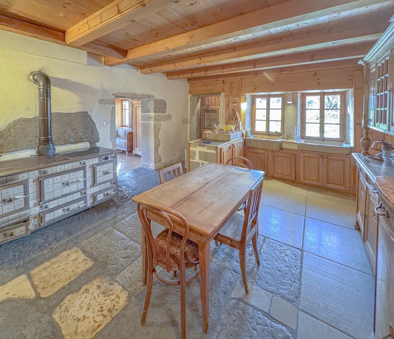 Cuisine aménagée avec un double évier en pierre et un piano de cuisson mixte au rez