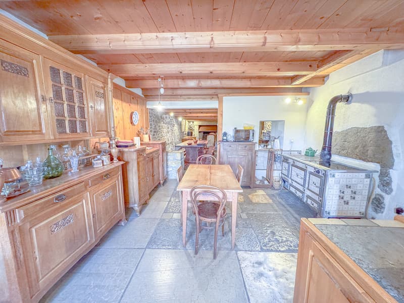 Cuisine aménagée avec un double évier en pierre et un piano de cuisson mixte au rez