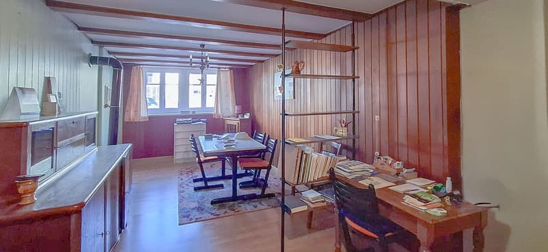 Espace à manger au rez-de-chaussée