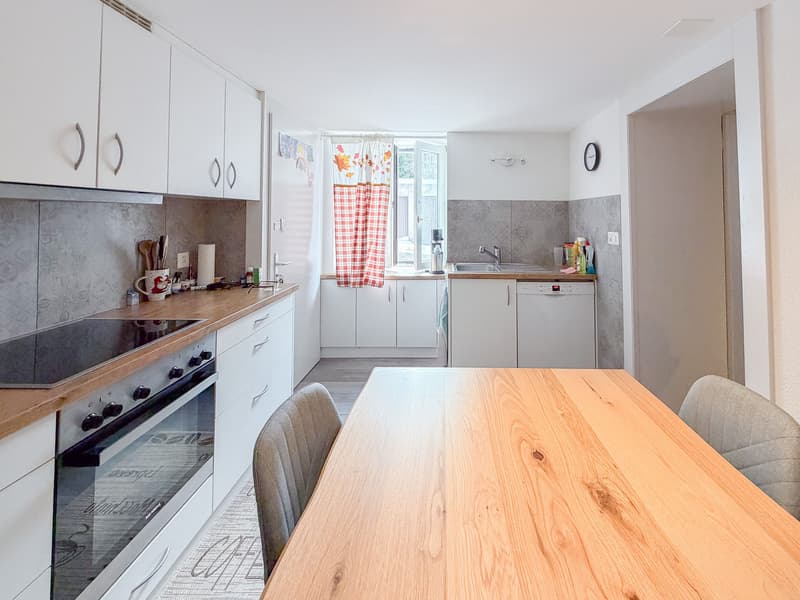 Rez inférieur - appartement rénové de 2.5 pièces