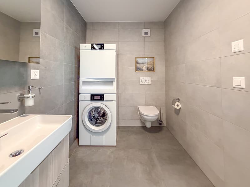 Salle de douche avec colonne de lavage