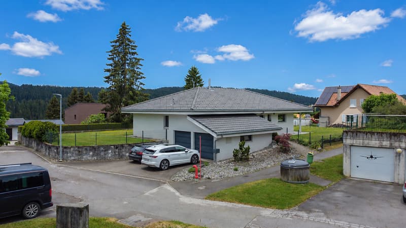 Vue sur la maison et le double garage