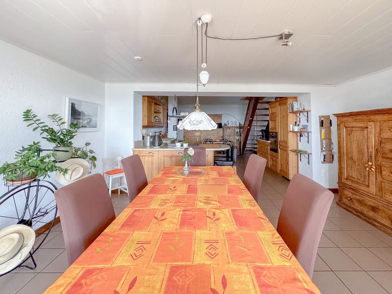 Duplex de 5 pces au rez - salle à manger ouverte sur la cuisine