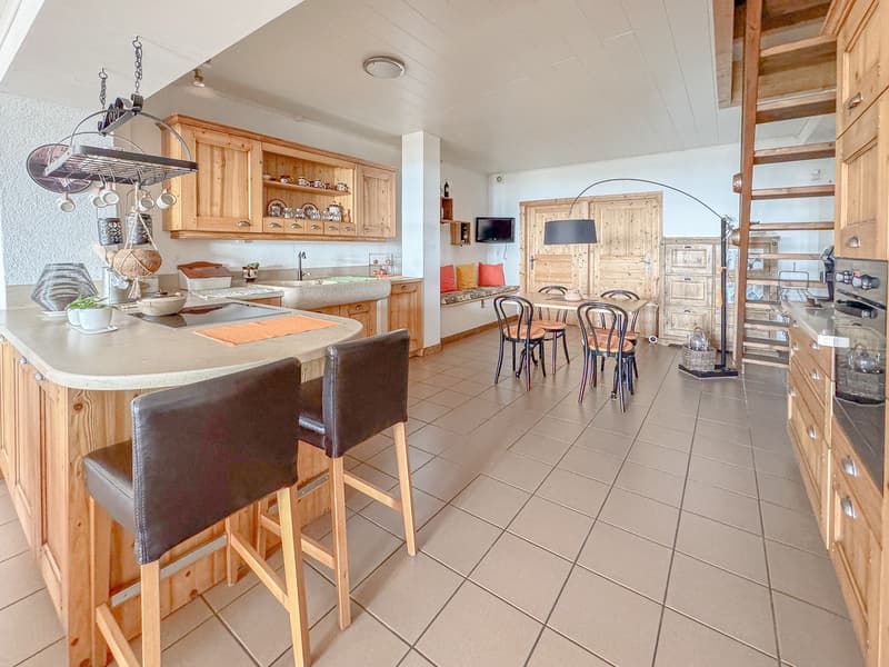 Duplex de 5 pces au rez - grande cuisine agencée ouverte