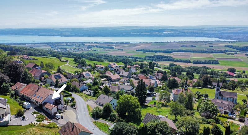Vue aérienne sur le village de Villars-Burquin