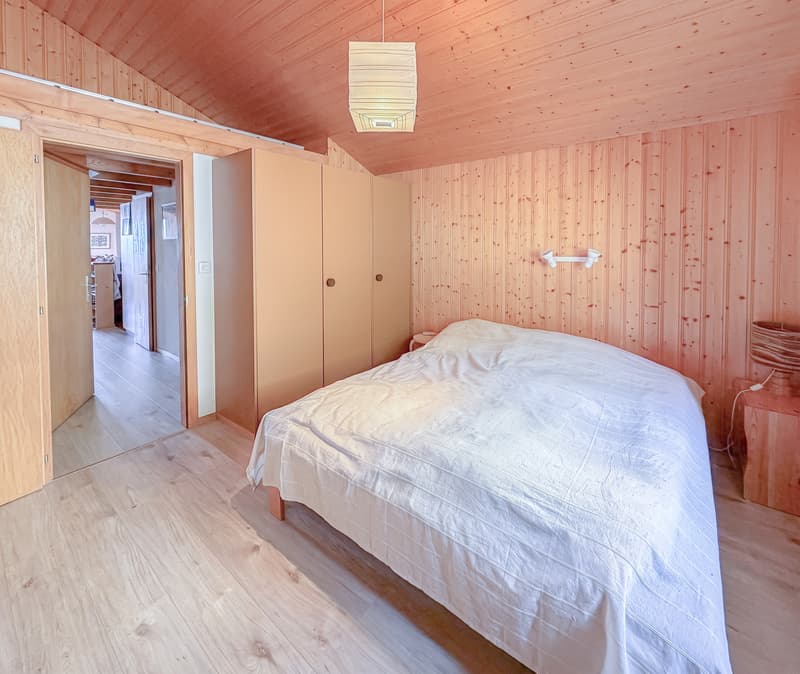 Chambre avec armoires encastrées et galerie