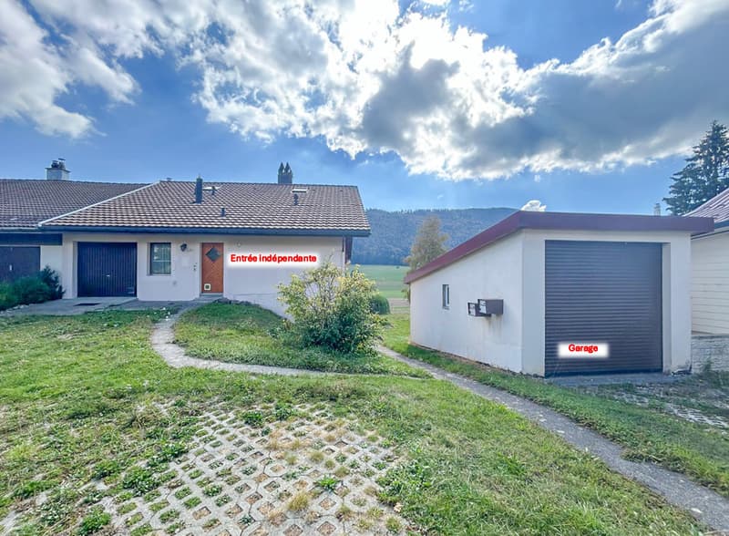 Vue sur l'entrée de l'appartement et le garage