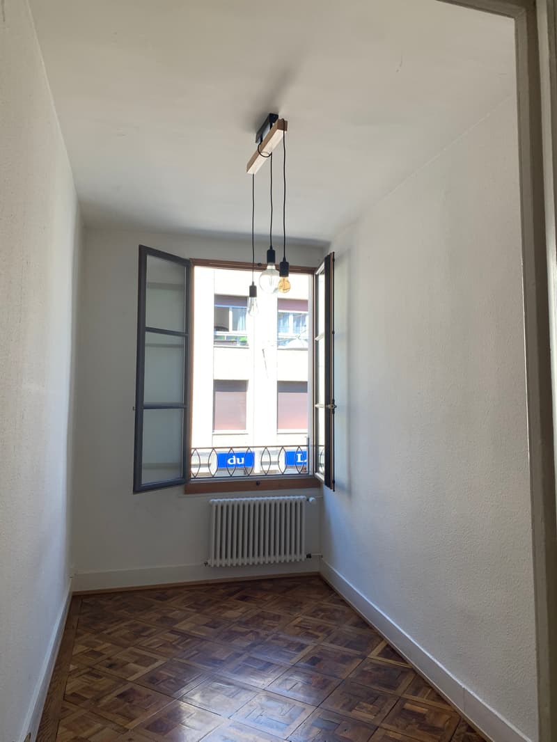 RUE DES PAQUIS - Appartement de 5 pièces au 2ème étage (2)