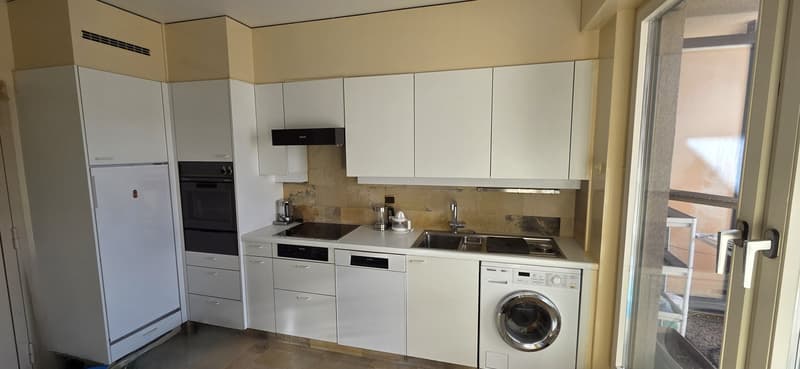 Unique location for this superb apartment close to all amenities (4)