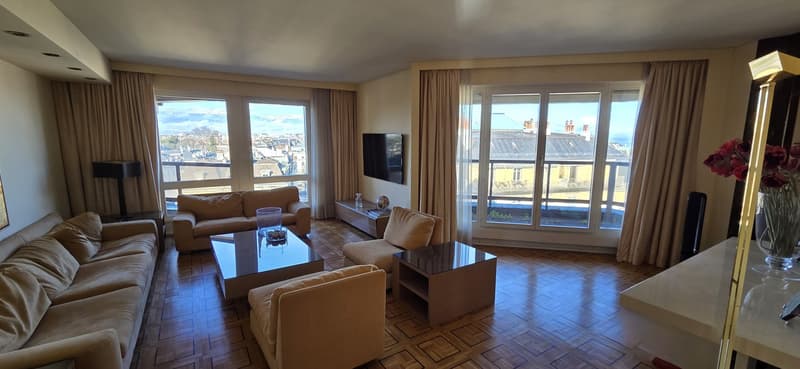 Unique location for this superb apartment close to all amenities (9)