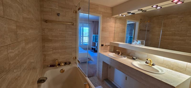 Unique location for this superb apartment close to all amenities (11)