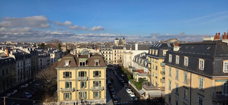 Unique location for this superb apartment close to all amenities (2)