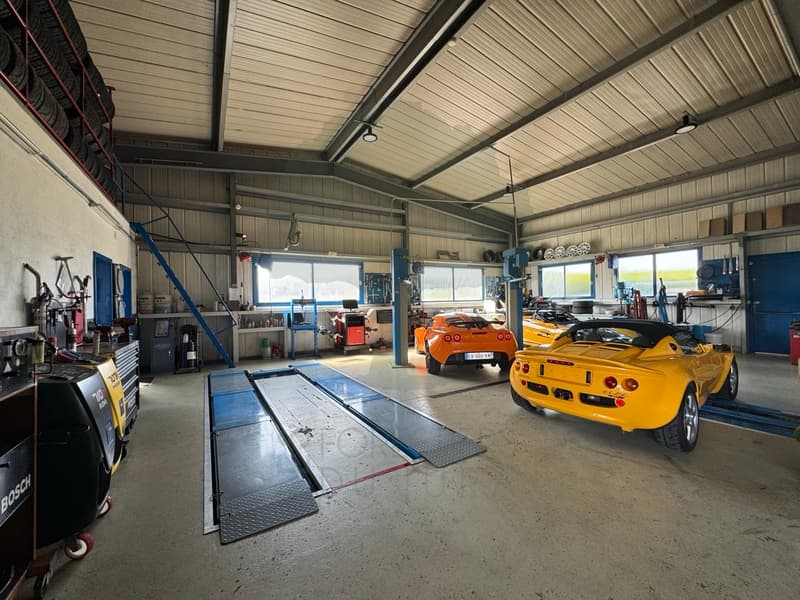 Garage and bodywork in Fahy with washing station (11)