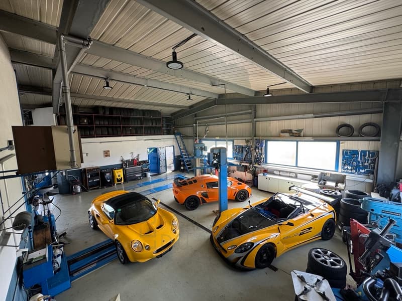 Garage and bodywork in Fahy with washing station (9)