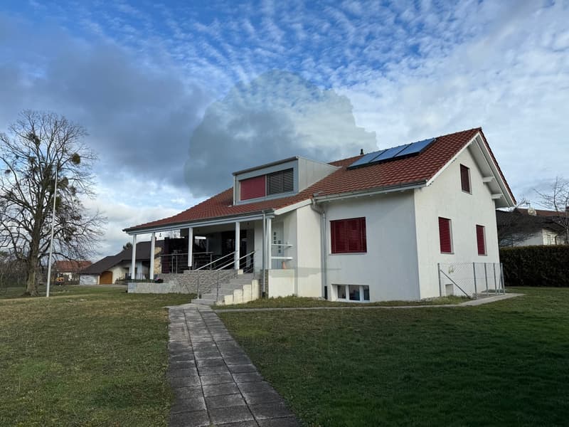 Family house with two 3.5-room apartments and three garages (13)