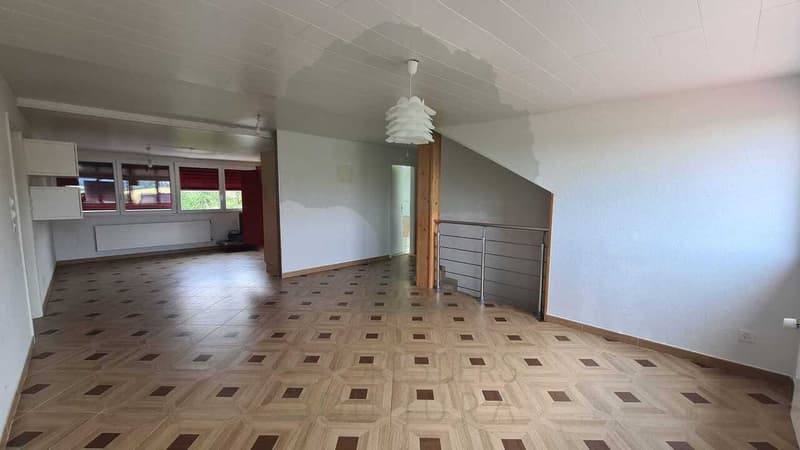 Family house with two 3.5-room apartments and three garages (5)