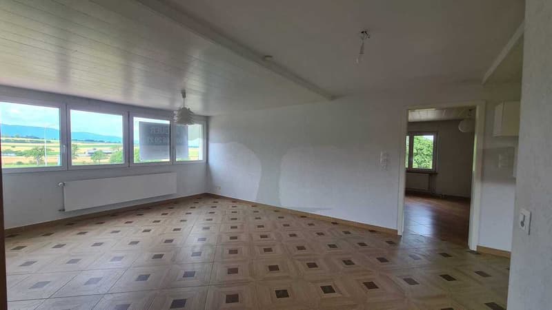 Family house with two 3.5-room apartments and three garages (7)
