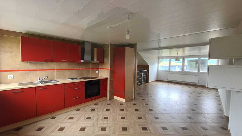Family house with two 3.5-room apartments and three garages (3)