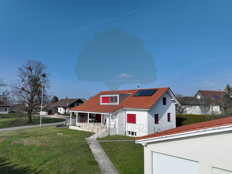 Family house with two 3.5-room apartments and three garages (2)