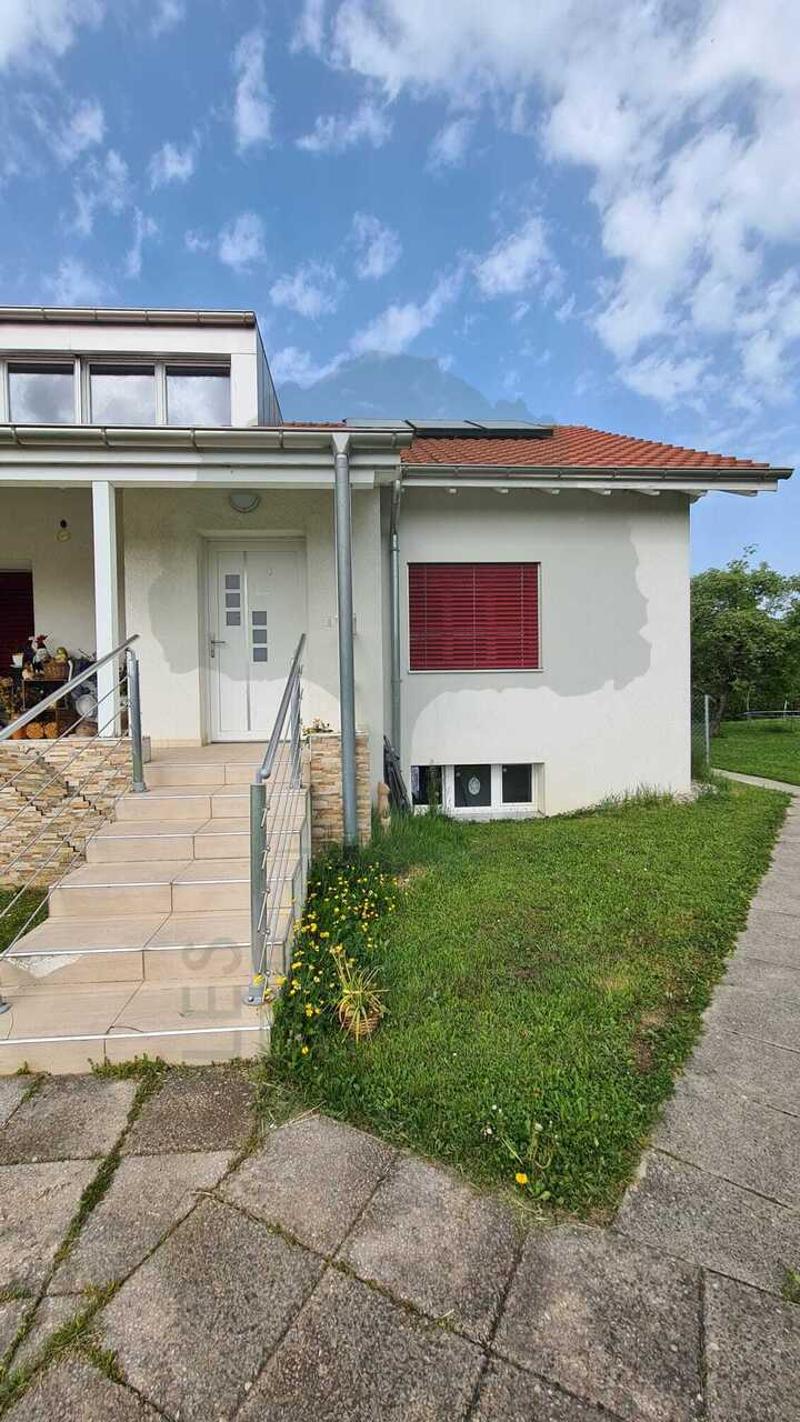 Family house with two 3.5-room apartments and three garages (12)