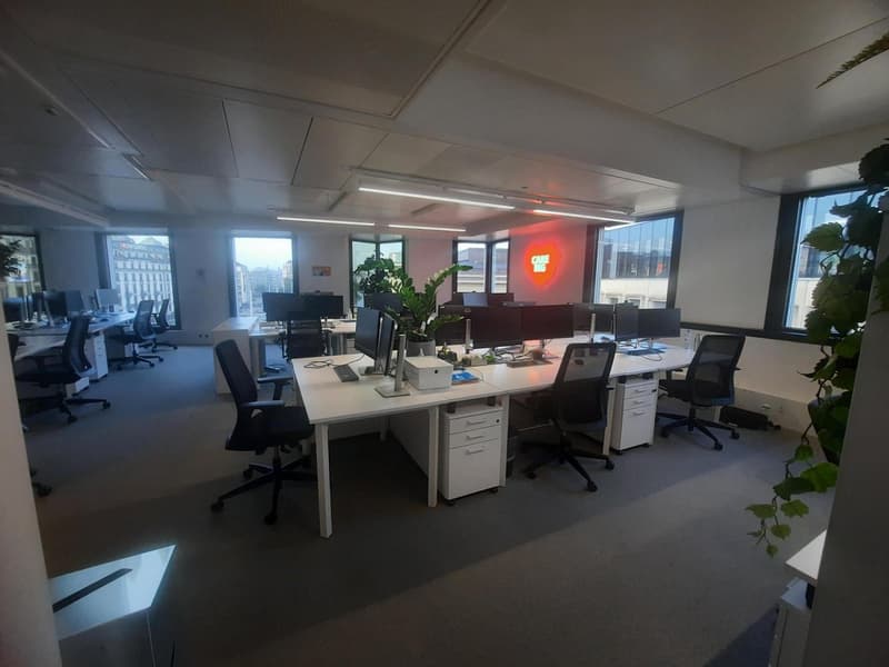 A fully equipped coworking office for you and your team at Spaces Main Station (14)