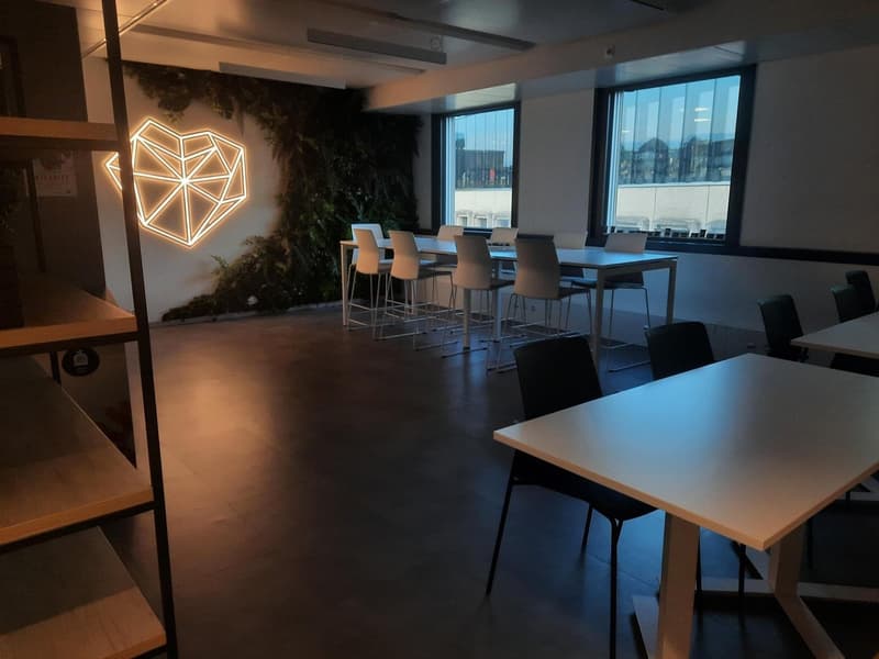 A fully equipped coworking office for you and your team at Spaces Main Station (12)