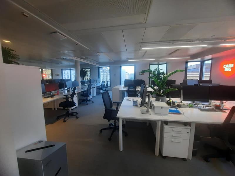 A fully equipped coworking office for you and your team at Spaces Main Station (13)