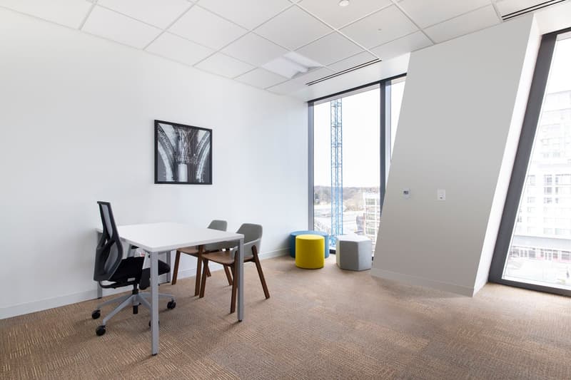 Direct access to designer offices for 1 person in Spaces The Circle 6 (2)