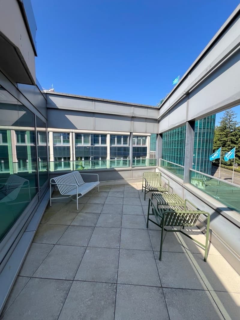 Un bureau de coworking ouvert entièrement équipé pour vous et votre équipe à Spaces Nations (2)