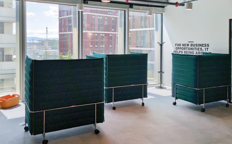 Un bureau de coworking ouvert entièrement équipé pour vous et votre équipe à Quartier de l'Étang (14)