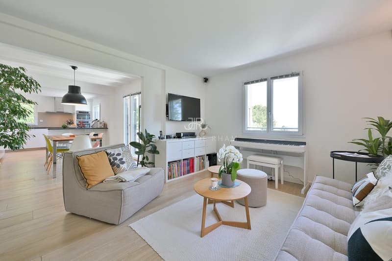 In the heart of Sus-Châtel (Genolier) - Renovated individual villa, energy performance A, lake and Alpine views (2)