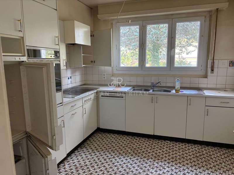 Beautiful property with great potential ? Single-family house and pool to renovate, on a plot of 1'126 m² (6)