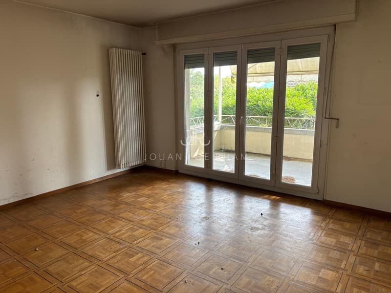 Beautiful property with great potential ? Single-family house and pool to renovate, on a plot of 1'126 m² (8)