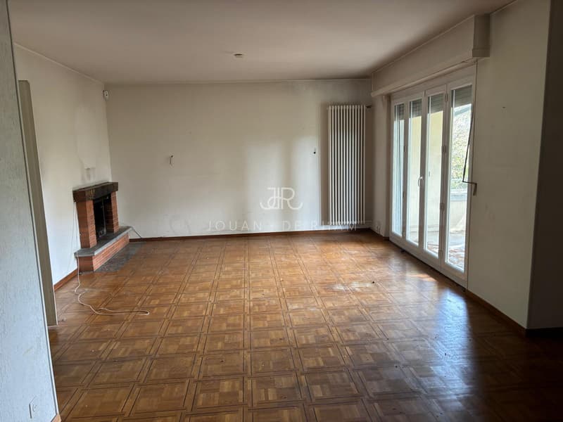 Beautiful property with great potential ? Single-family house and pool to renovate, on a plot of 1'126 m² (5)