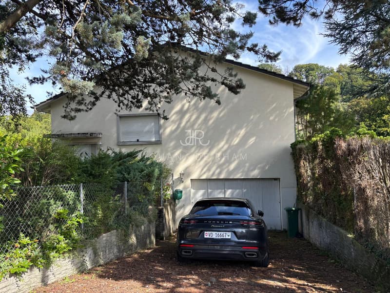 Beautiful property with great potential ? Single-family house and pool to renovate, on a plot of 1'126 m² (2)