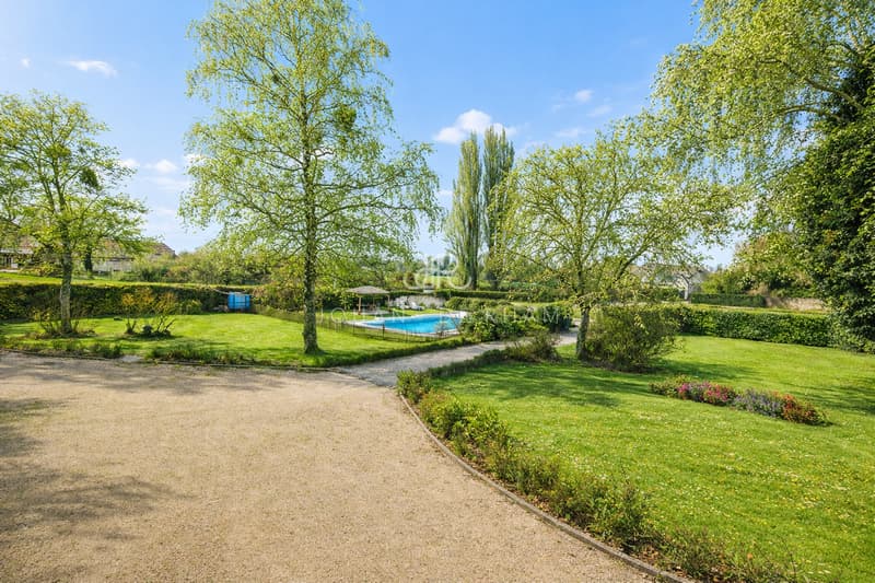Élégante Maison de Maître avec parc et piscine à Jussy (10)