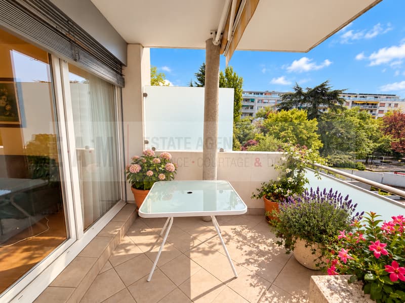 Spacious and bright : close to the United Nations (1)