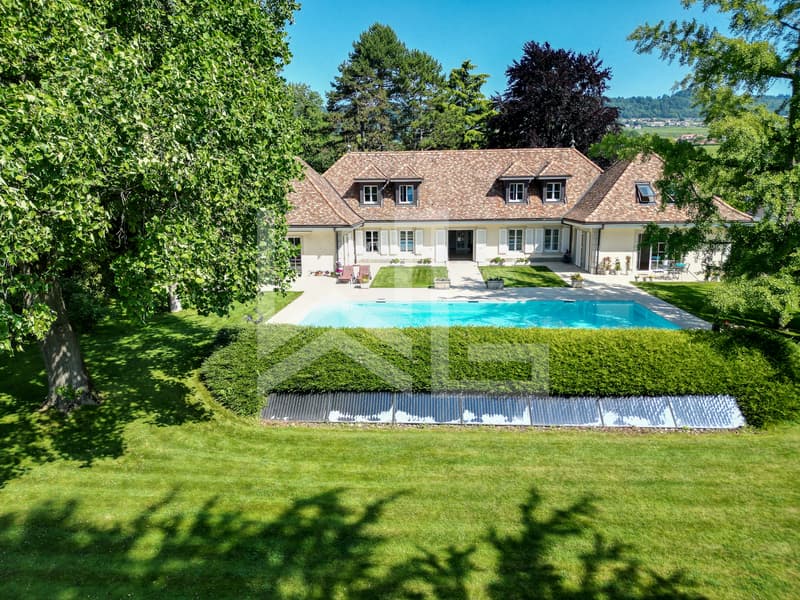 Elegant discreet property by the lake, close to Rolle city center (1)