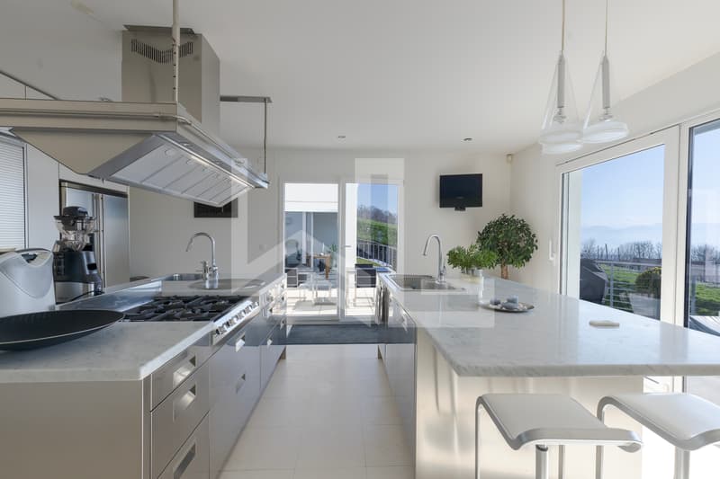 Contemporary exceptional villa with spectacular panoramic views of the lake (10)