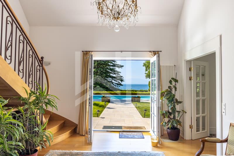 Elegant discreet property by the lake, close to Rolle city center (3)