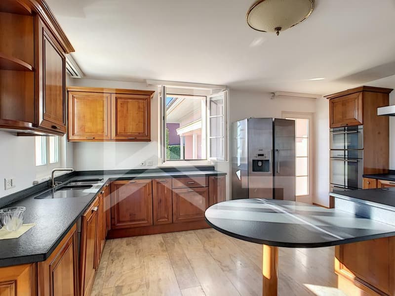 Propriété avec appartement attenant et piscine intérieure (7)