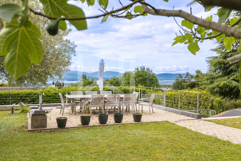 Great potential for this property with lake view (3)