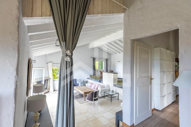 Great potential for this property with lake view (10)