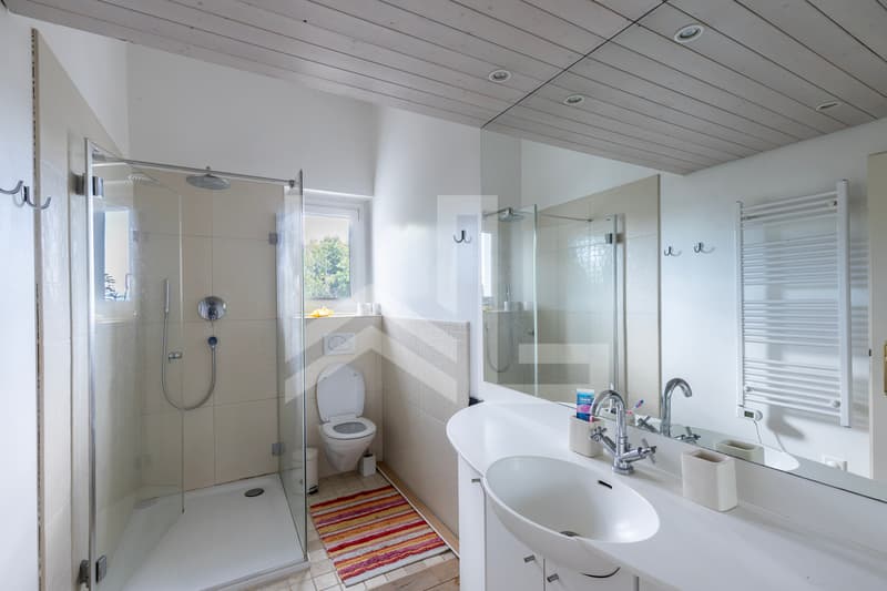 Great potential for this property with lake view (12)